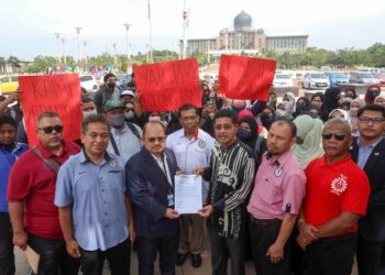 ABDULLAH Sani Abdul Hamid (empat kanan) menyerahkan memorandum kepada Setiausaha Politik Kanan Perdana Menteri, Datuk Seri Shamsul Iskandar Md. Akin (empat dari kiri) berhubung pekerja kontrak LHDN di Dataran Putrajaya. - UTUSAN/FAISOL MUSTAFA