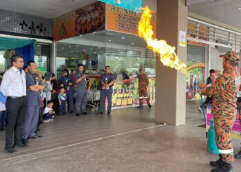 SAADON Mokhtar (dua,kiri) menyaksikan demonstrasi memadam kebakaran sempena Kempen Keselamatan Musim Perayaan JBPM Pulau Pinang di pusat beli-belah Mydin Bertam, Kepala Batas, Pulau Pinang hari ini. - Pix: SITI NUR MAS ERAH AMRAN