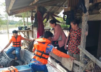 MANGSA terperangkap banjir di Pitas, Sabah dipindahkan oleh anggota Angkatan Pertahanan Awam.