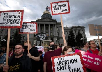 PESERTA protes berhimpun membantah larangan pengguguran anak oleh Mahkamah Agungdi Denver, Colorado.-AFP