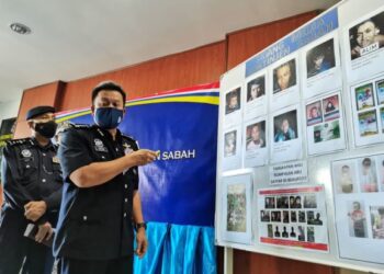 HAZANI Ghazali (kanan) bersama Komander ESSCOM, Datuk Ahmad Fuad Othman  menunjukkan senarai anggota Kumpulan Abu Sayyaf yang ditangkap dalam operasi khas pada Sabtu dalam sidang media di Ibu pejabat Polis Kontinjen (IPK) Sabah di Kota Kinabalu, hari ini