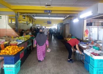 Pasar Pasir Penambang di Kuala Selangor semalam menjadi tumpuan orang ramai menjelang Perintah Kawalan Pergerakan (PKP) penuh esok.
