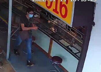 Lelaki yang dirakam kamera litar tertutup (CCTV)  melarikan barang kemas bernilai RM35,000 dalam kejadian di sebuah kedai emas di Jalan Mahkota, Teluk Intan kelmarin.  - UTUSAN/IHSAN PDRM