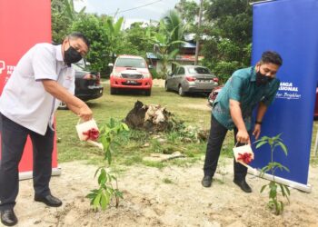 KHAIRUL Shahril Mohamed (kanan) dan Sharuddin Mohd. Simin menyiram anak pokok mangga dan rambutan yang ditanam pada Program Penyerahan Rumah Baiti Jannati TNB di Bota dekat Parit, Perak, hari ini. - UTUSAN/MOHAMAD HAFIZI MOHD. SAID