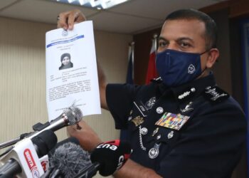 Ayob Khan Mydin Pitchay menunjukkan gambar Nur Fatin Shaera Md. Aris yang dicari bagi membantu siasatan kes pengubahan wang haram. - GAMBAR RAJA JAAFAR RAJA ALI