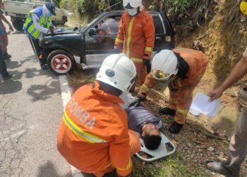 Mangsa yang tersepit dalam kereta selepas terbabit dalam kemalangan dua buah kenderaan di Jalan Bahau-Gemencheh, Tampin pagi tadi, berjaya dikeluarkan oleh anggota bomba -UTUSAN/NOR AINNA HAMZAH