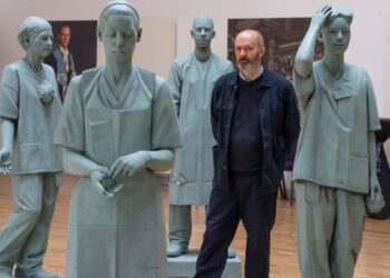 KENNY Hunter berdiri di samping arca empat petugas barisan hadapan yang dipamerkan di RCSEd, Scotland bagi menghargai jasa kakitangan perubatan di seluruh dunia yang berjuang memerangi Covid-19.