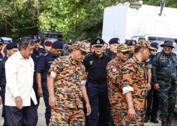 ACRYL Sani Abdullah Sani (tengah) meninjau pos kawalan insiden runtuhan di tiga tapak tapak perkhemahan di Jalan Batang Kali-Genting Highland, Hulu Selangor. - UTUSAN/AFIQ RAZALI