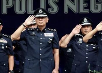 ACRYL Sani Abdullah Sani (dua, kiri) memberi tabik hormat kepada barisan kontinjen sempena Perhimpunan  Bulanan Ketua Polis Negara 2023 di Bukit Aman, Kuala Lumpur, hari ini.