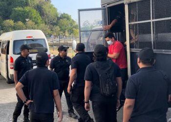 TERTUDUH (dua dari kanan) yang merupakan seorang anggota polis di bawa masuk ke mahkamah bagi menghadapi pertuduhan membunuh isterinya dalam kejadian pada 5 Mac lalu. -UTUSAN/ASYRAF MUHAMMAD