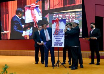 AHMAD Samsuri Mokhtar (dua dari kiri) merasmikan Majlis Sambutan Hari Antidadah Peringkat Negeri Terengganu di Kuala Terengganu, hari ini. - UTUSAN/PUTQRA HAIRRY ROSLI