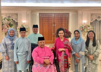 RAJA Perlis, Tuanku Syed Sirajuddin Jamalullail dan Raja Perempuan Perlis, Tuanku Tengku Fauziah Almarhum Tengku Abdul Rashid menzahirkan ucapan selamat menyambut Hari Raya Aidilfitri kepada seluruh rakyat Perlis.- UTUSAN