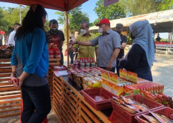 IZHAM Hashim (dua kanan) mengadakan lawatan ke gerai-gerai SAM di Cyberjaya. - UTUSAN/SUBKHI SUDARJI