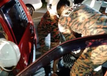 ANGGOTA Pasukan Bomba dan Penyelamat Batu Pahat melakukan kerja-kerja mengeluarkan mangsa yang terlibat dalam kemalangan di Taman Bukit Flora  17, Batu Pahat, Johor, semalam.