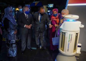 Adham Baba (dua,kiri) dan timbalannya Amzad Hashim (tengah) semasa pelancaran Big Bang Astronomy di ibu negara hari ini.