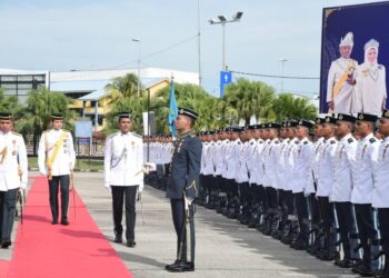 TENGKU HASSANAL IBRAHIM ALAM SHAH Al-Sultan Abdullah Ri’ayatuddin Al-Mustafa Billah Shah (dua dari kiri) memeriksa kawalan kehormatan pada Istiadat Pembukaan Mesyuarat Pertama Penggal Kedua Dewan Undangan Negeri (DUN) Pahang Ke-15 di Wisma Sri Pahang di Kuantan, Pahang.