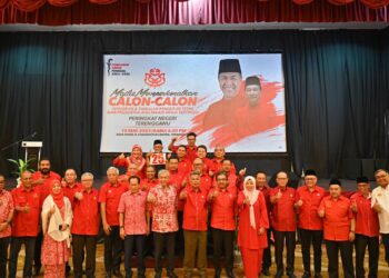 AHMAD Zahid Hamidi (lapan, kiri) bergambar bersama calon-calon yang bertanding jawatan Naib Presiden dan Majlis Kerja Tertinggi pada sesi pengenalan calon pemilihan UMNO peringkat negeri Terengganu di Kuala Nerus, semalam. - UTUSAN/PUQTRA HAIRRY ROSLI