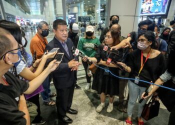 SIM Chon Siang bercakap kepada pemberita berhubung usaha menyelamat tiga mangsa sindiket jenayah penipuan tawaran pekerjaan di Bangkok, Thailand di KLIA, Sepang. - UTUSAN/FAISOL MUSTAFA