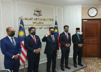 SULAIMAN Md. Ali (tengah) memasuki Pejabat Ketua Menteri di Seri Negeri, Ayer Keroh, Melaka. - UTUSAN/DIYANATUL ATIQAH ZAKARYA