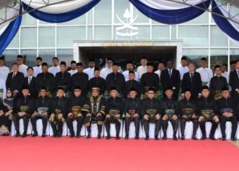 42 ADUN Pahang angkat sumpah di Wisma Sri Pahang di Kuantan, Pahang. - FOTO/SHAIKH AHMAD EAZIF