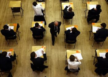 CALON GCSE dan A-level di England boleh membawa bahan bantuan pembelajaran seperti kertas rujukan ke dalam bilik peperiksaan.  - AGENSI
