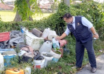 ZAKARIA Ismail memeriksa bekas takungan air dekat sebuah rumah untuk memastikan tiada kehadiran nyamuk dan jentik-jentik dalam Operasi Pencegahan Nyamuk Aedes dekat Taman Meru Indah di Klang, Selangor, semalam.