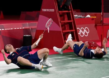 Soh Wooi Yik dan Aaron Chia meraikan kejayaan mereka menewaskan pasangan Indonesia untuk menang pingat gangsa Olimpik Tokyo. - AFP