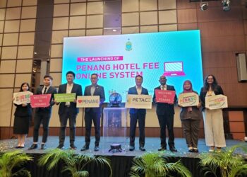 YEOH Soon Hin (empat dari kanan) ketika merasmikan sistem pembayaran online 'Penang Hotel Fee Online System' di George Town, Pulau Pinang hari ini.