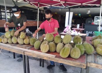 MOHD. Nazri kini berniaga durian di hadapan kedai makannya di Jalan Long Yunus, Kota Bharu demi kelangsungan hidup ketika PKP. - UTUSAN/ROHANA MOHD. NAWI