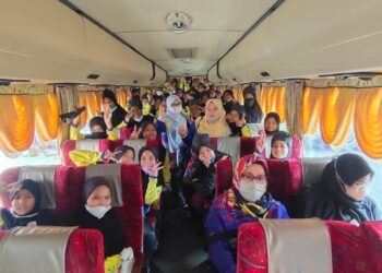 Seramai 80 murid  SK Guar Jentik di  Padang Besar yang menyertai rombongan untuk menonton filem Mat Kilau di Alor Setar, Kedah semalam.– UTUSAN/SYED AZLAN SAYID HIZAR