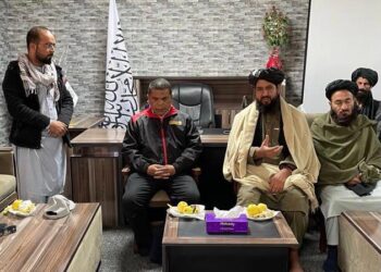 Syeikh Enamullah (dua dari kanan) menyatakan penghargaan kepada rakyat Malaysia ketika pertemuan dengan Zulkfli Wahijan (dua dari kiri) di Logar, Afghanistan.
