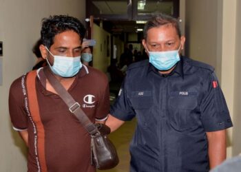 ARIFUL (kiri) dibawa keluar dari Mahkamah Sesyen Ipoh, Perak setelah dijatuhi hukuman penjara tiga bulan dan denda RM10,000 selepas mengaku bersalah merasuah anggota polis. - UTUSAN/ZULFACHRI ZULKIFLI