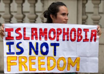 SEORANG peserta protes memegang sepanduk tertera 'Islamophobia bukan kebebasan' di luar kedutaan Perancis di London. -AFP