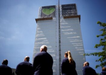 ANGGOTA bomba memberikan penghormatan kepada mangsa kebakaran Grenfell Tower di barat London.-AFP