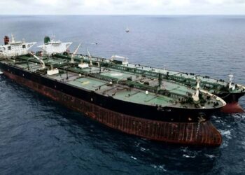 KAPAL tanki Iran dan Panama yang dirampas kerana disyaki memindahkan minyak secara haram ke perairan Indoensia. -AFP