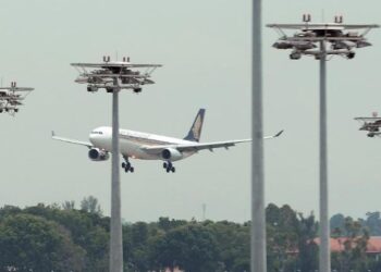 PESAWAT Singapore Airlines di Lapangan Terbang Changi. -AFP