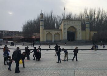 KANAK-KANAK bermain di luar pekarangan Masjid Id-Kah di Kashgar, Xinjiang. -AFP
