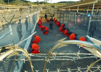 TAHANAN al-Qaeda dan Taliban memakai kostum berwarna oren dan dipantau rapat oleh tentera AS di kem tahanan Teluk Guantanamo, Cuba.-AFP