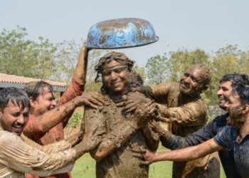 Penduduk India mengamalkan penggunaan najis lembu sejak berabad-abad lamanya bagi membersihkan rumah serta digunakan dalam ritual keagamaan kerana dipercayai mempunyai unsur terapi dan antiseptik. -AFP