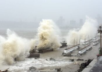 OMBAK besar menghempas kawasan pinggir pantai selepas Taufan Tauktae membadai Mumbai, India. - AFP
