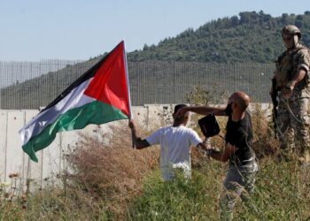 PESERTA protes pro Palestin membaling batu di kawasan dinding sempadan kampung Kfar Kila
yang memisahkan Lubnan dan Israel. -AFP