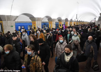 PENDUDUK Ukraine berpusu-pusu keluar dari Kyiv ketika Rusia  menyerang negara itu. - AFP