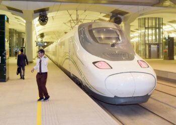 PETUGAS stesen bercakap menggunakan walkie talkie di stesen kereta api yang menghubungkan Mekah dan Madinah. -AFP