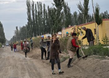 KAJIAN baharu mendakwa dasar perancangan keluarga di China boleh mengurangkan 2.6 hingga 4.5 juta kelahiran anak dalam kalangan penduduk Uighur di selatan Xinjiang. - AFP