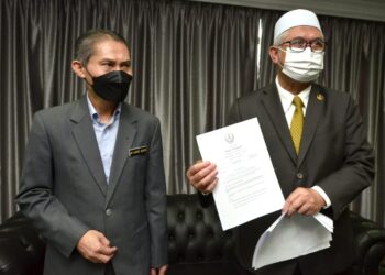 RAZMAN Zakaria (kanan) dan Ahmad Shafri Hassan dalam sidang akhbar berhubung penyakit demam babi  Afrika di Ipoh, Perak, hari ini. - UTUSAN/ZULFACHRI ZULKIFLI