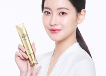 AHC turut menampilkan krim antipenuaan dua dalam satu, Age Defense Real Eye Cream for Face untuk membantu wanita merawat mata dan wajah secara menyeluruh.