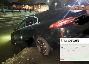 POLIS terpaksa membantu mengeluarkan kereta yang terbabas di terusan Bridgewater. - AGENSI