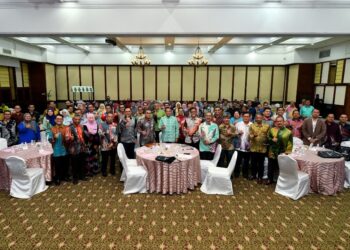 AHMAD Samsuri Mokhtar (tengah) bersama sebahagian peserta Seminar on Technology And The Future Growth: Challenges of Change di Kuala Terengganu, hari ini. - UTUSAN/KAMALIZA KAMARUDDIN