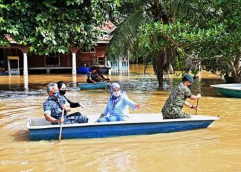 YANG di-Pertuan Agong Al-Sultan Abdullah Ri'ayatuddin Al-Mustafa Billah Shah dan Raja Permaisuri Agong, Tunku Azizah Aminah Maimunah Iskandariah berkenan meninjau situasi banjir di Kampung Acheh, Pekan, Pahang  pada Januari lalu.  –  FB ISTANA NEGARA