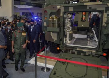 AL-SULTAN Abdullah Ri’ayatuddin Al-Mustafa Billah Shah berkenan melawat tapak pameran DSA danNATSEC Asia 2022 di MITEC, Kuala Lumpur, hari ini. - UTUSAN/AMIR KHALID 